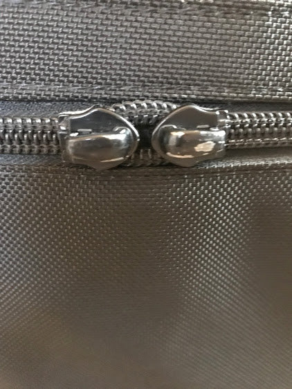 TUMI　ファスナーのスライダー部分が取れてしまった